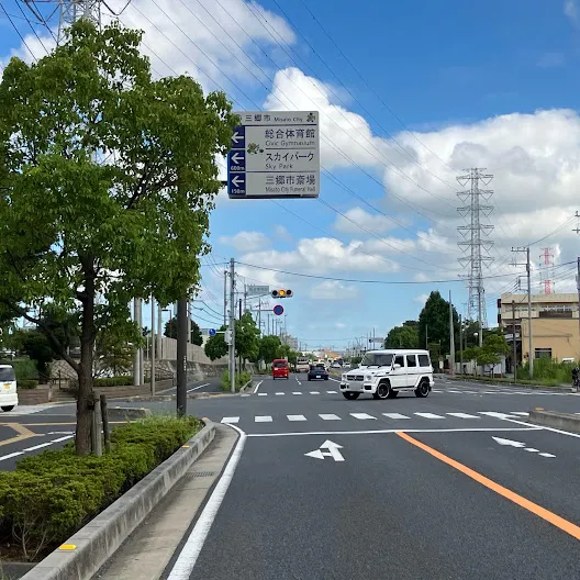 三郷市斎場の駐車場への入り方1