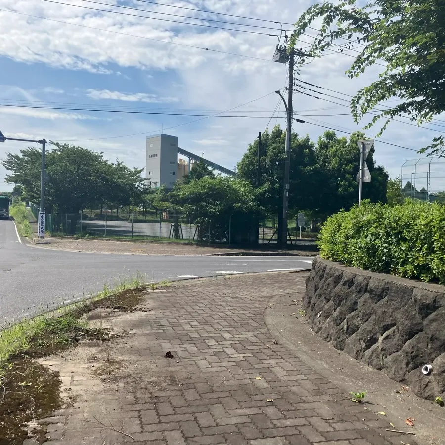 バス停留所から八富成田斎場までの歩き方2