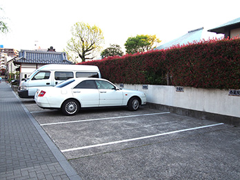 西蔵院本堂駐車場