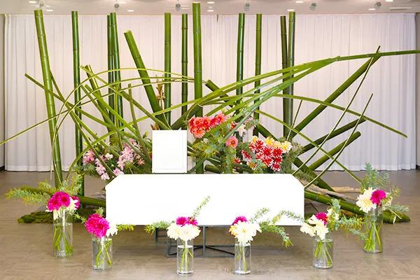 花葬儀が創る華道の世界観をあしらった竹の祭壇