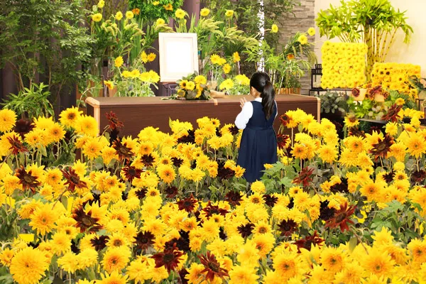 花葬儀が創る夏のひまわりの祭壇