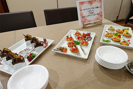参列者へのおもてなし ケーキバイキング