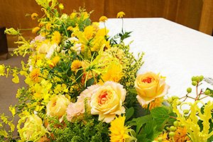 夏の花ヒマワリで囲まれた棺