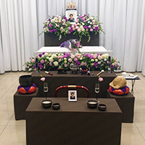 紫のダリアを使った美しくシックな祭壇