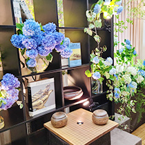 青色をベースにたくさんのお花を飾りました