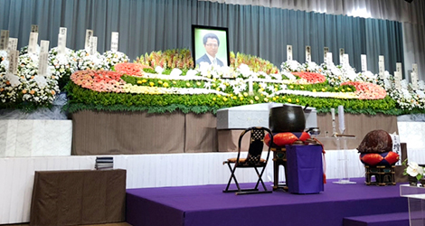 美しく彩ったグラデーションラインが素敵だった花祭壇