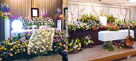 棺周りを全体的に飾る花祭壇