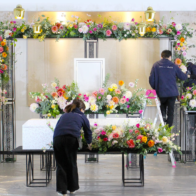 【オリジナル花祭壇】フラワーデザイナーと共に大切な方のお人柄を最大限に引き出した花祭壇をお作りいたします。