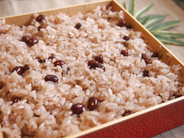 葬儀でお赤飯を出すことがある？地域の風習や実例を解説