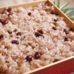 葬儀でお赤飯を出すことがある？地域の風習や実例を解説