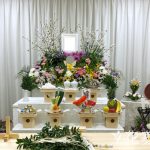 神式葬儀の場合に使われる花祭壇の花ってどんなもの？