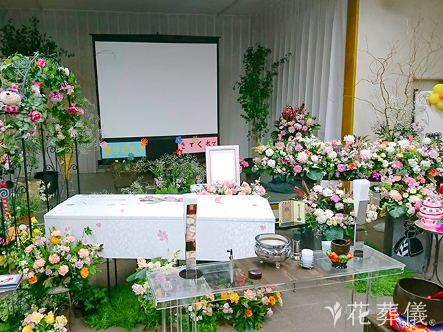 赤ちゃんの葬儀にふさわしい花祭壇とは？愛情あふれる最後のお別れ