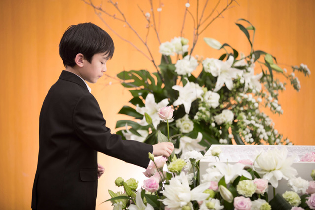 お通夜 ご葬儀の子供の靴や服装は 子連れの注意点 葬儀 家族葬 お葬式なら 花葬儀