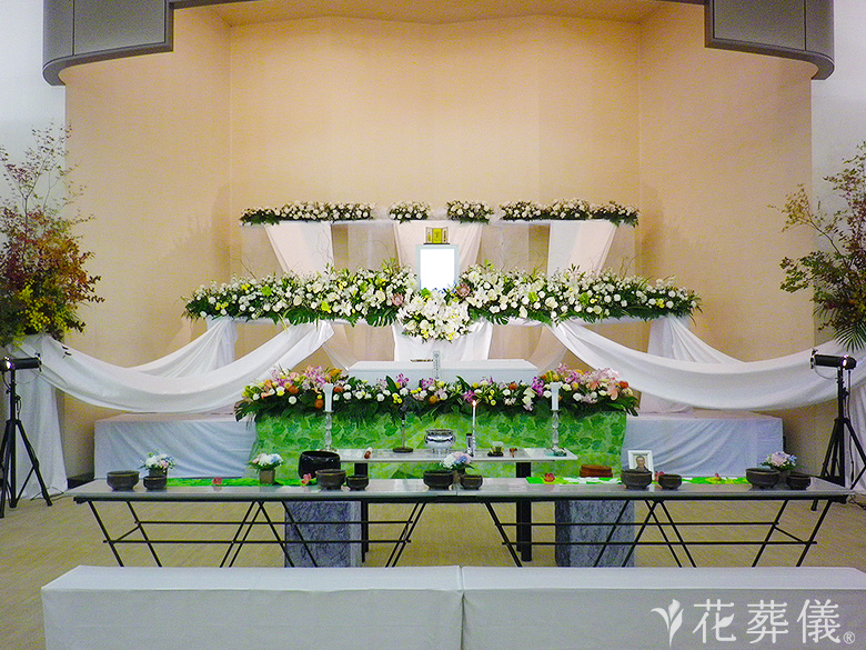 藤沢市斎場で葬儀を行ったお客様の祭壇写真01
