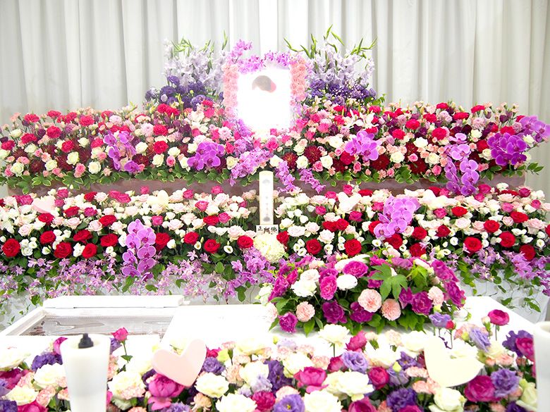 桐ケ谷斎場で葬儀を行ったお客様の祭壇写真01