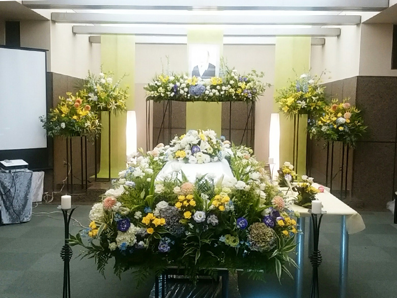 横浜市南部斎場で葬儀を行ったお客様の祭壇写真01