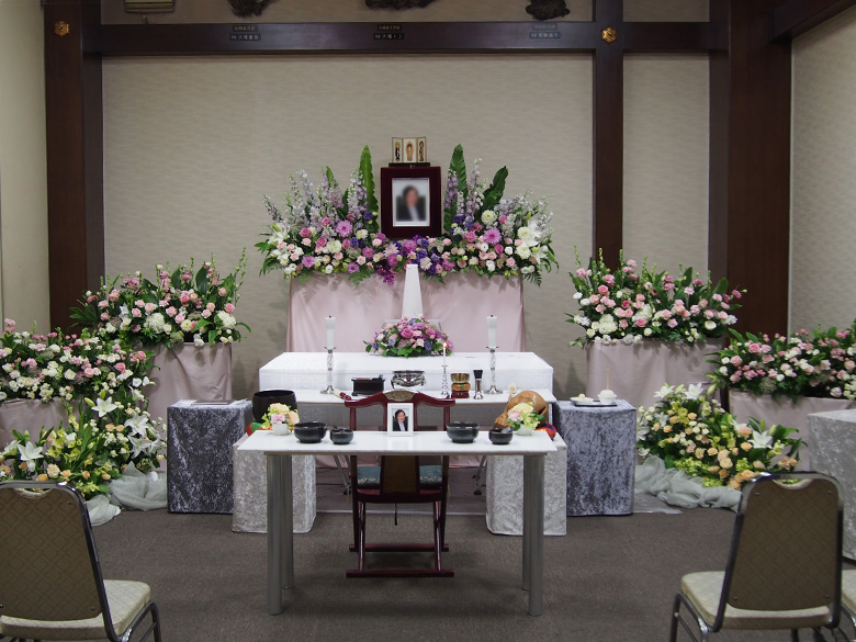 桐ヶ谷斎場で葬儀を行ったお客様の祭壇写真01