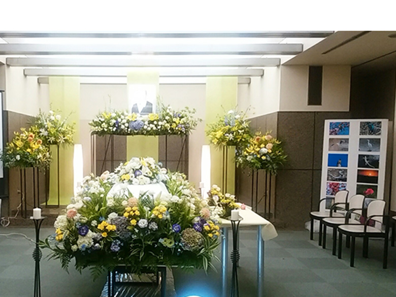横浜市南部斎場で葬儀を行ったお客様の祭壇写真02