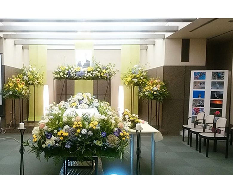 横浜市南部斎場で葬儀を行ったお客様の祭壇写真02