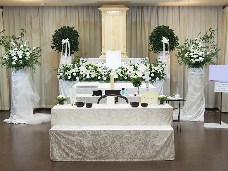 臨海斎場で葬儀を行ったお客様の祭壇写真01
