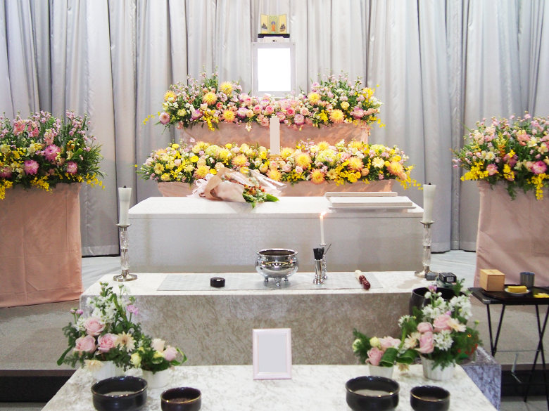 朝霞市斎場で葬儀を行ったお客様の祭壇写真01