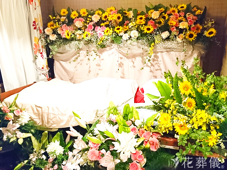 日華多磨葬祭場で葬儀を行ったお客様の祭壇写真01