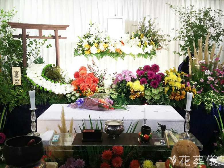 谷塚斎場で葬儀を行ったお客様の祭壇写真01