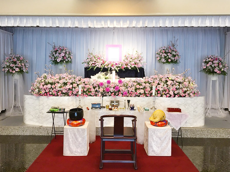 西寺尾会堂で葬儀を行ったお客様の祭壇写真01