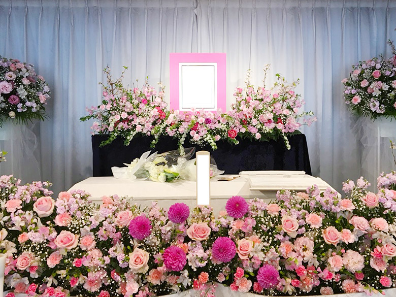 西寺尾会堂で葬儀を行ったお客様の祭壇写真02