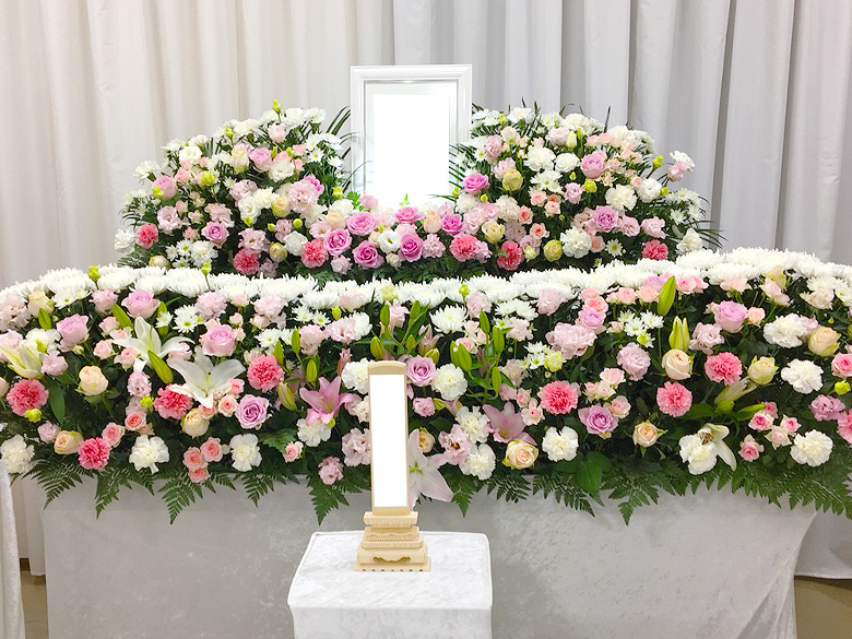 堀ノ内斎場で葬儀を行ったお客様の祭壇写真02