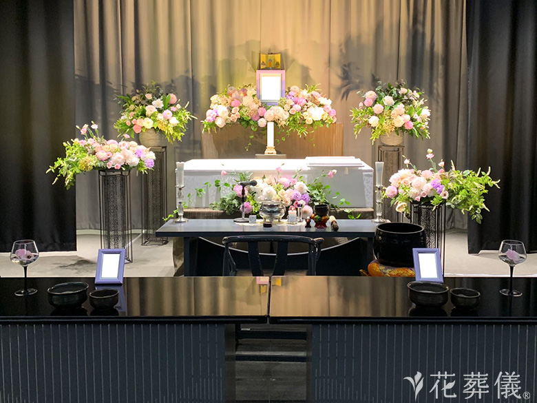 横浜市北部斎場で葬儀を行ったお客様の祭壇写真01