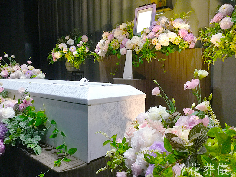 横浜市北部斎場で葬儀を行ったお客様の祭壇写真02