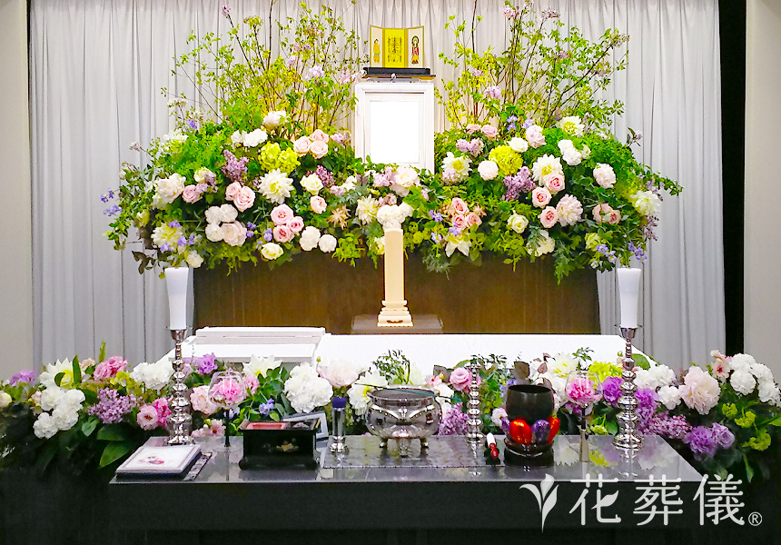花祭壇の写真 グリーンと花のバランスを1:1にすることでモダンな空間をイメージした祭壇
