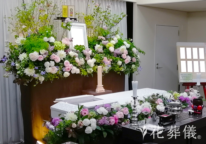 モダン風にの花祭壇
