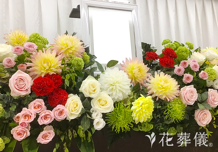 花祭壇の写真　ピンクに真っ赤なバラを入れ、思いっきり可愛らしい空間をイメージして