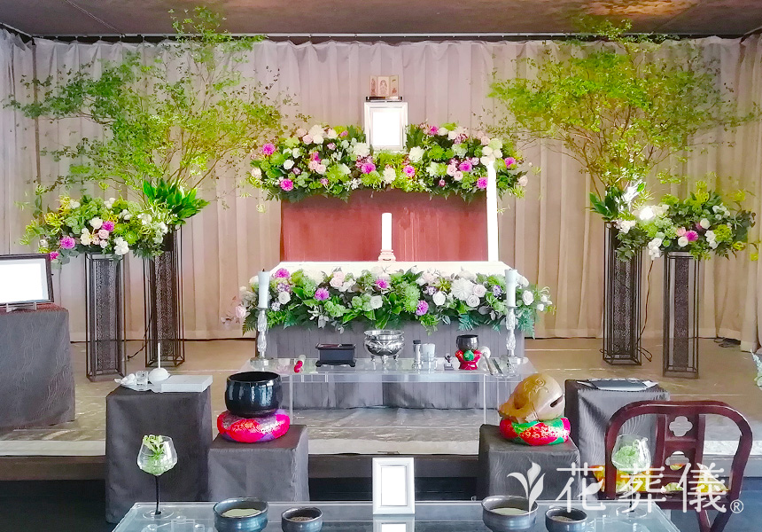 花祭壇のデザイン 天井に反射するグリーンの影までもが美しくみえるようにお飾りしました
