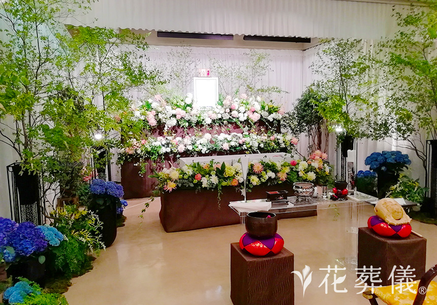 花祭壇ギャラリー　新緑に包まれた森をイメージした祭壇