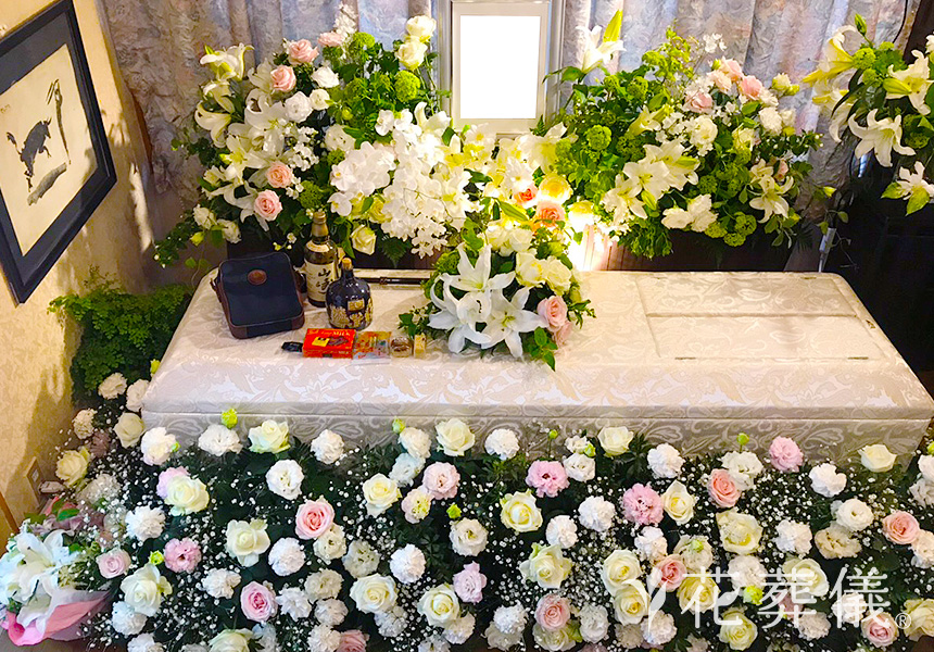 花の祭壇 ユリや白のバラで統一した高貴な印象の祭壇