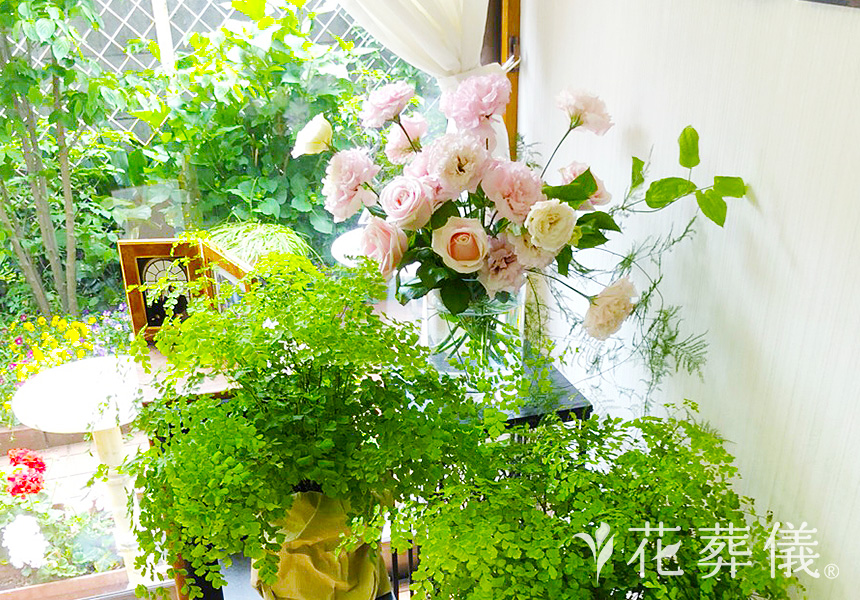 洗練された空間で。の花祭壇