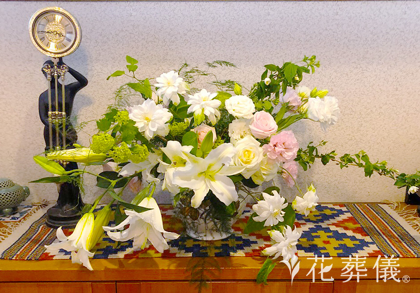 洗練された空間で。の花祭壇