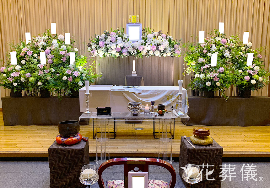 花祭壇のデザイン 大きな花を使用しつつ派手にせず洗練さを意識してお飾りしました