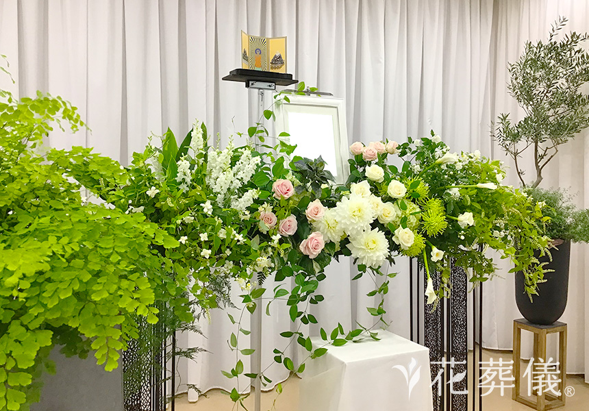 花葬儀の花祭壇　緑いっぱいの中を散歩するのが大好きなご主人様のためにつくった世界でたったひとつの花祭壇