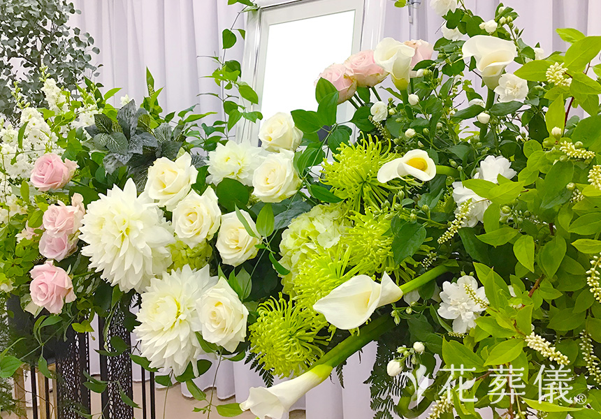 散歩道の花祭壇