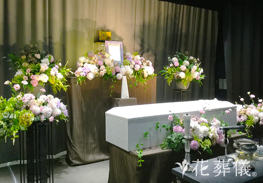 花祭壇のデザイン 淡い色のお花で、ぬくもりのある印象にお飾りしました