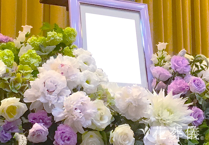 花祭壇ギャラリー　大輪の花を使い上品に仕上げた祭壇