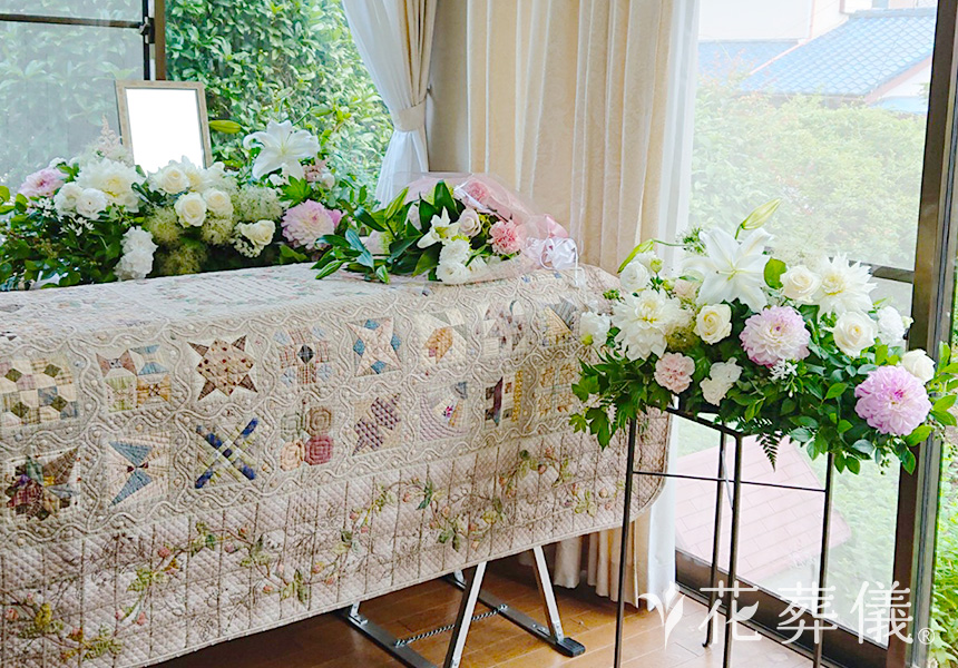 心地のよいご自宅での花祭壇