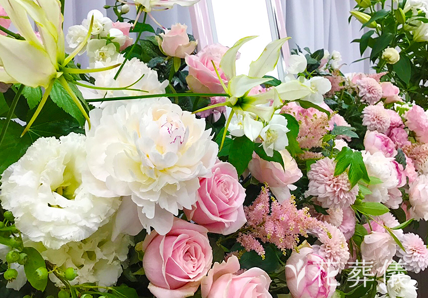 花祭壇ギャラリー 色の淡いピンクのお花を使った祭壇