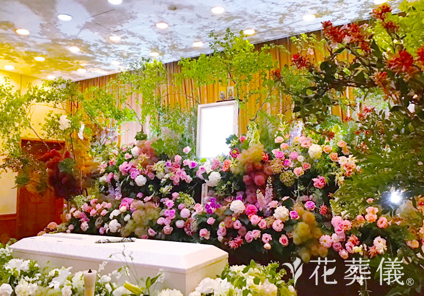 花祭壇の写真　華やかでフェミニンさもあり、女性らしい美しい空間をイメージして