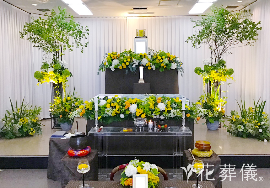 花祭壇の写真 目を引く鮮やかなイエローのお花で遠目からの印象もぐっと明るさのある空間をイメージした祭壇