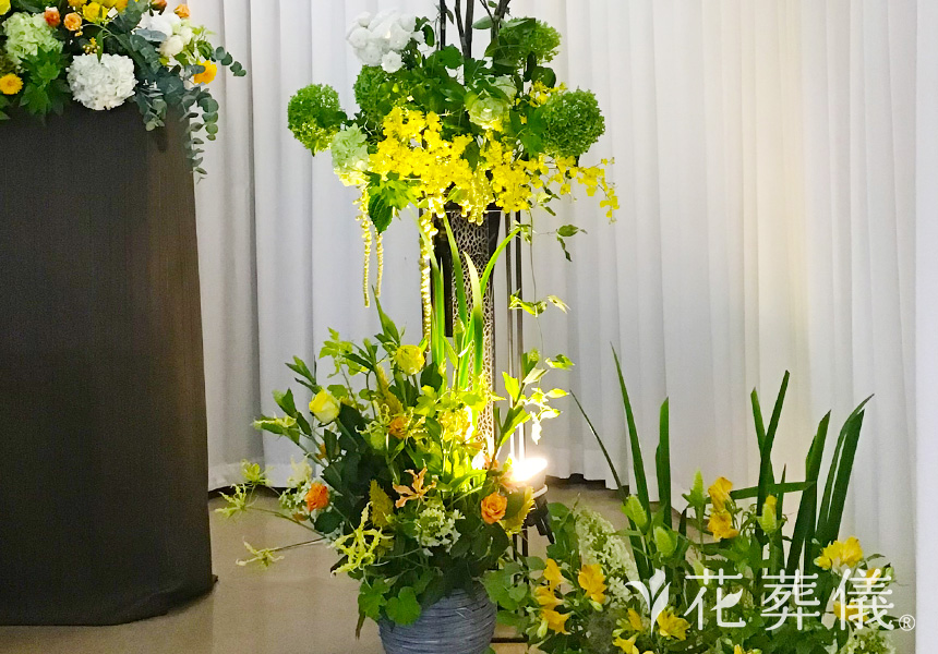 ビタミンカラーで見届けるの花祭壇